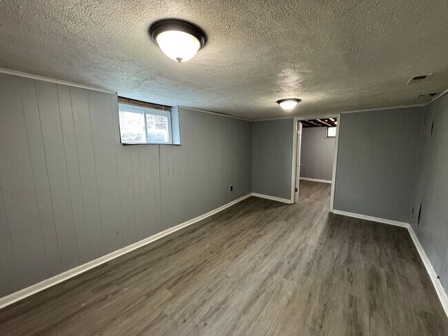 Building Photo - 2342 E Legrande Ave