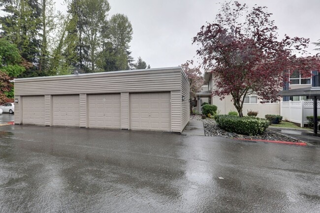 Building Photo - Prime Bellevue Location | 2 Bed Condo + Garage + Pool