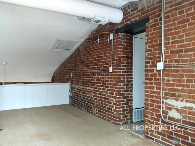 Building Photo - 3233 Osage St