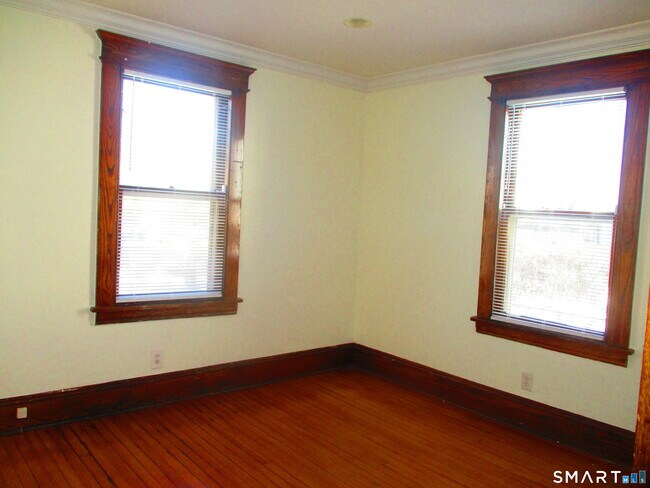 Building Photo - 247 Flax Hill Rd