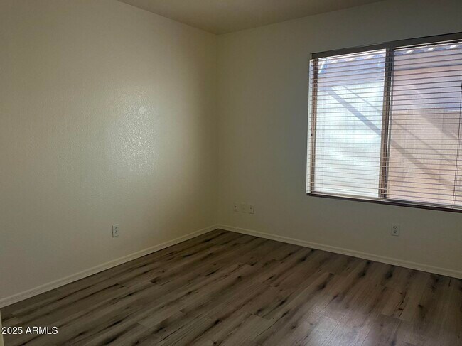 Building Photo - 1128 E Sheffield Ave