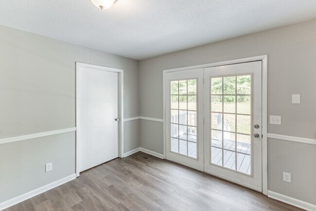 Building Photo - Stylish, Spacious & Updated! Don’t Miss Th...