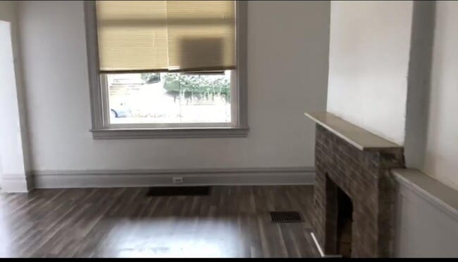 Building Photo - 585 Forest Ave