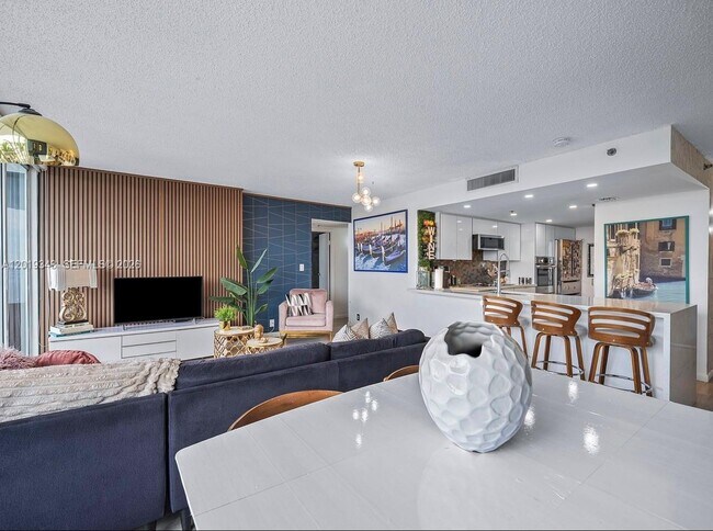 Building Photo - 7601 E Treasure Dr