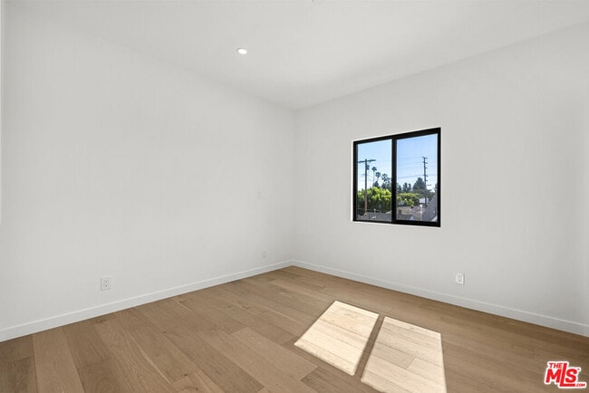 Building Photo - 822 N Orange Grove Ave