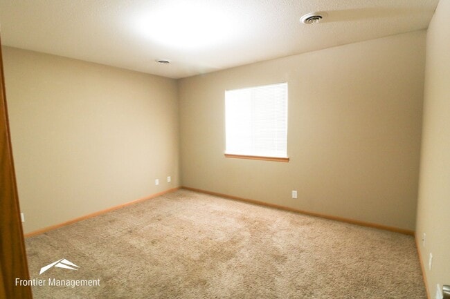 Building Photo - Comfortable 3 bedroom 2 bathroom duplex lo...