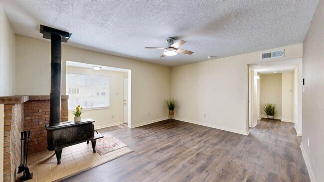 Building Photo - Charming Northeast Heights Rental - Pet Friendly!