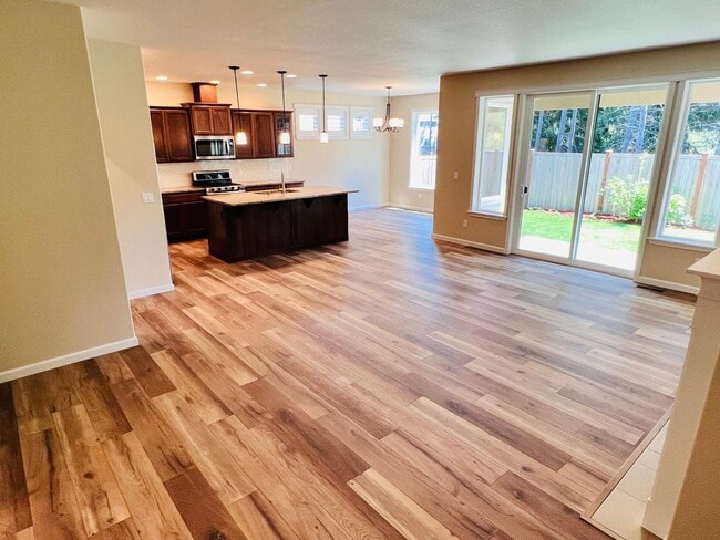 Building Photo - Stunning 5 bedroom W/Bed & Full Bath on Main Floor