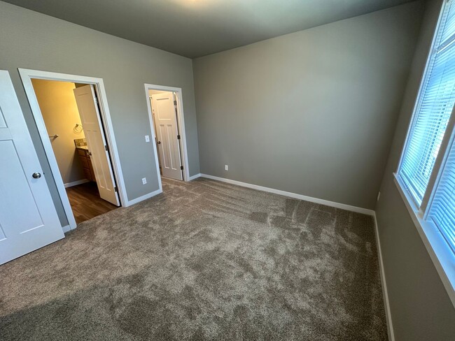 Building Photo - New 5 Bedroom / 5.5 Bath Townhome w/ A/C i...