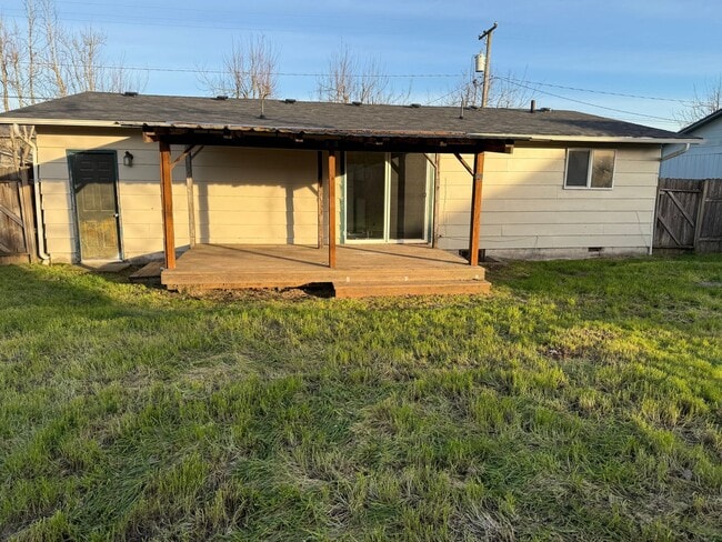 Building Photo - Updated 3 bedroom 1 bathroom house!