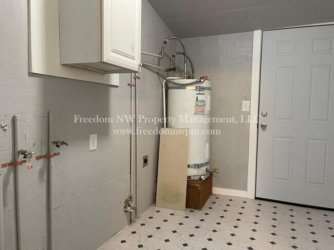 Building Photo - 515 Phoenix St NE