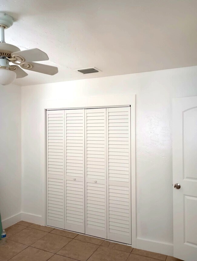 Building Photo - 2905 E 8th Ave