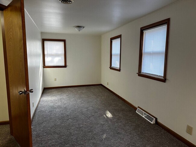 Building Photo - Pet Friendly 2 Bedroom in Delavan with Lar...