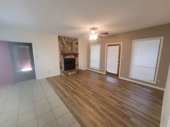 Building Photo - 2 bedroom Ground Floor!
