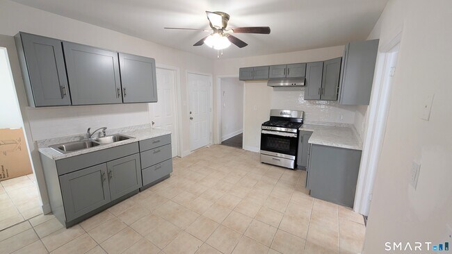 Building Photo - 15 June St