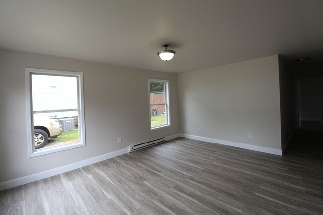 Building Photo - Three bedroom home