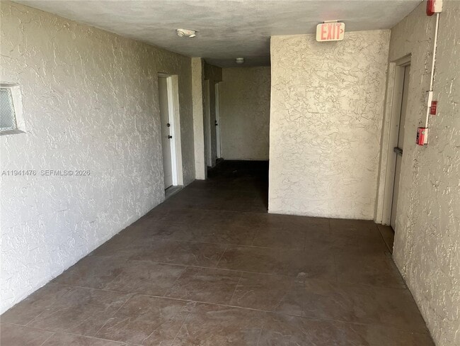 Building Photo - 6900 N Kendall Dr