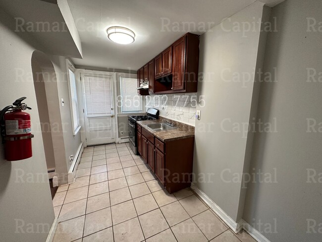Building Photo - 3 Bedroom / 1 bath Row-house available NOW!!!