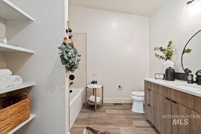 Building Photo - 384 London St