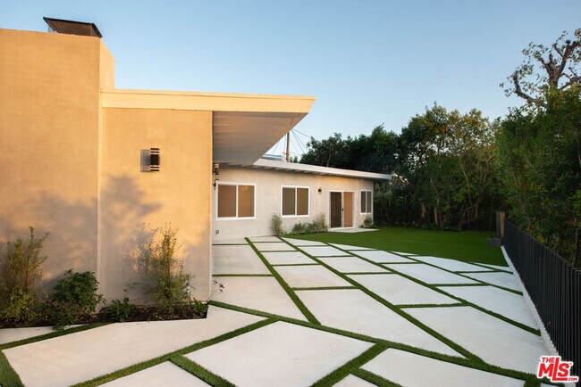 Building Photo - 645 Walther Way