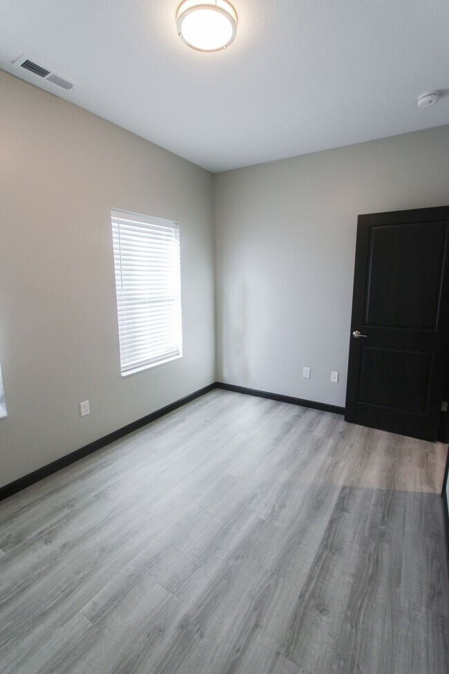 Building Photo - New! Beautiful 1 Bed, 1 Bath Accessible Ap...