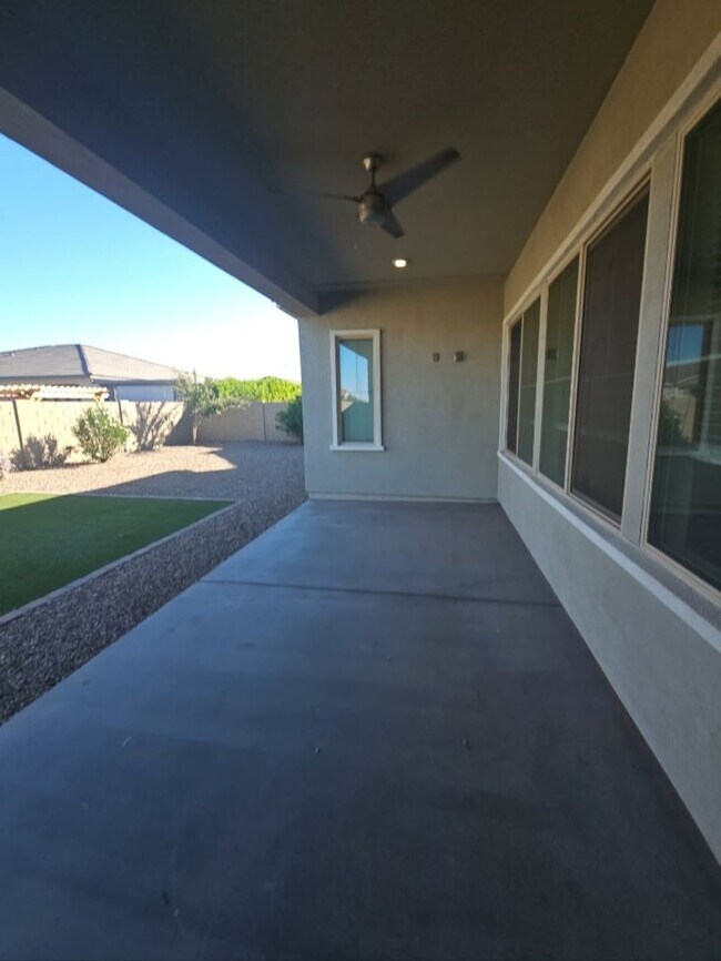 Building Photo - 5 BEDROOM 4 BATH SINGLE FAMILY HOME