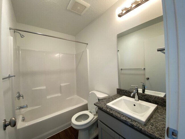 Building Photo - Two-story Single Family Home on Riverside.