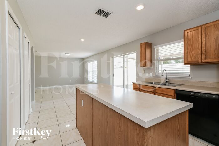 Building Photo - 215 Lobelia Dr