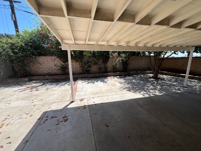 Building Photo - 702 E Haltern St