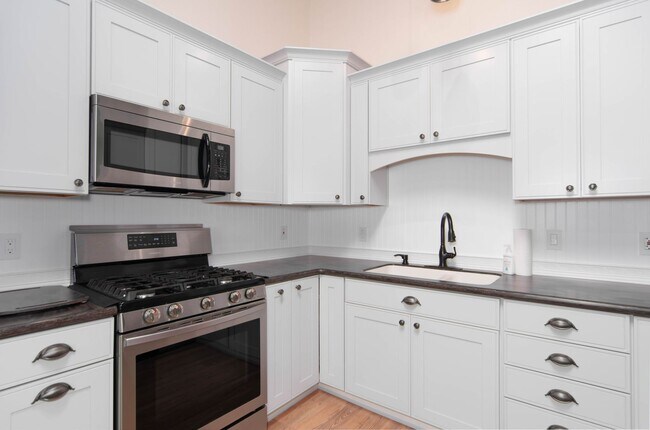 Building Photo - Updated 3 Bed 2 Bath Home With Brand New 2...