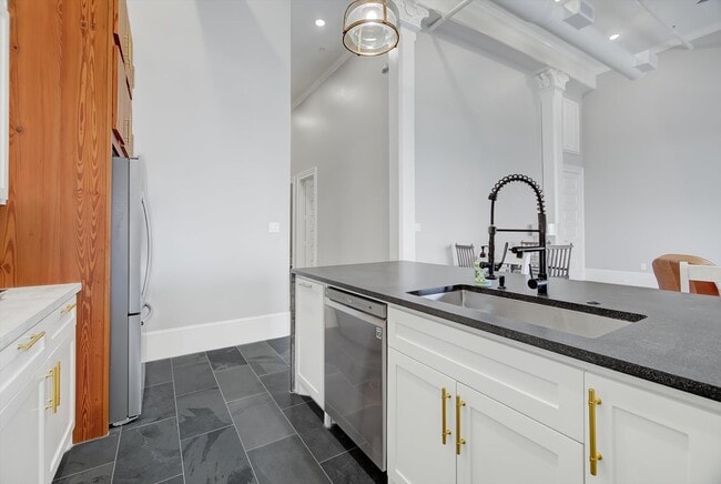 Building Photo - 2206 The Strand