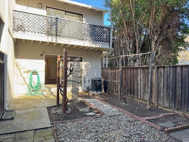 Building Photo - 2 BR 1.5 BA townhome in Walnut Creek-move-in ready!