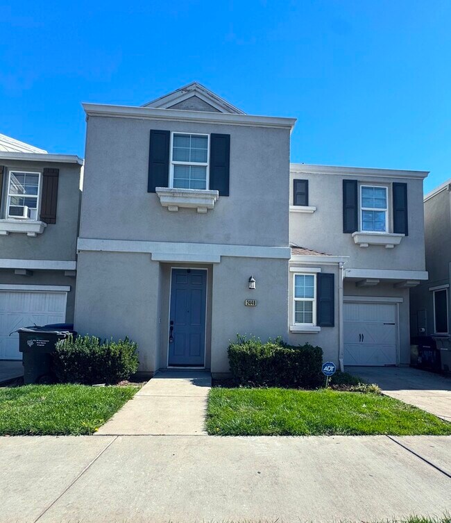 Building Photo - 3BR SFR w/ Tandem Garage & Fenced Yard near Boxwood St