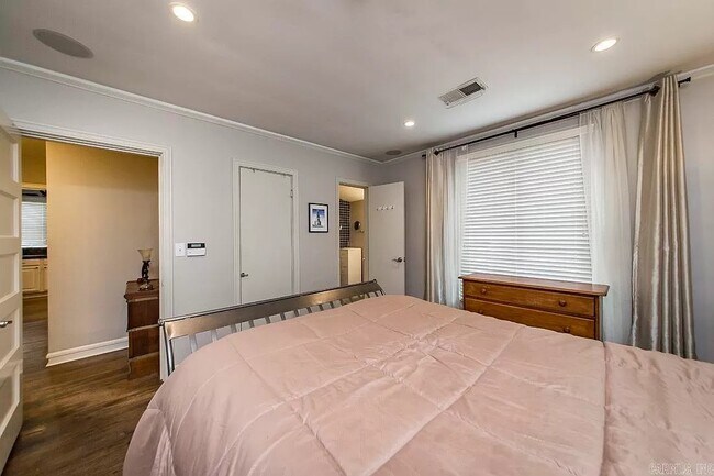 Building Photo - 1717 N University Ave