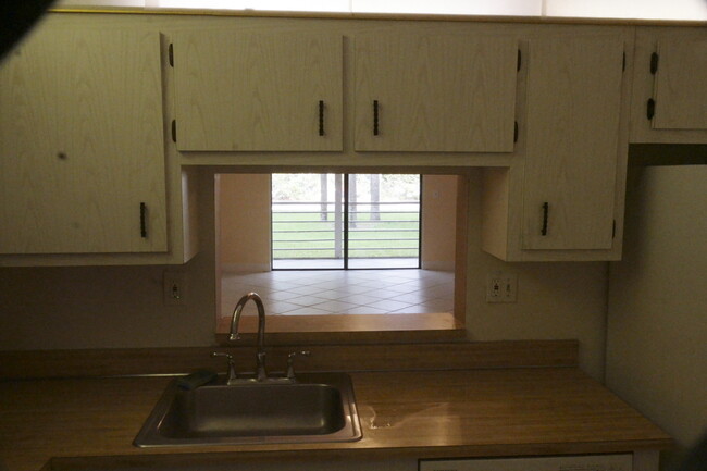 Kitchen - 1830 N Lauderdale Ave