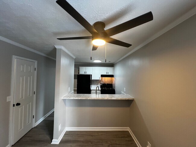 Building Photo - 5850 Century Oaks Dr