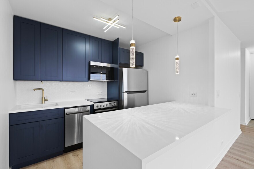 Building Photo - 4343 N Clarendon Ave