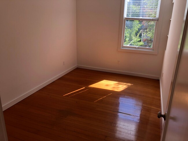 Building Photo - Huge top floor SF flat w/hardwood floors, ...