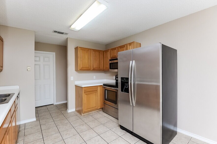 Building Photo - 10224 Maverick Dr