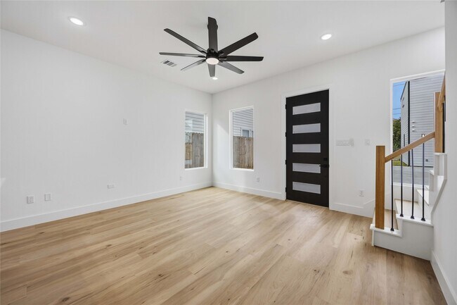 Building Photo - 9019 Comal St