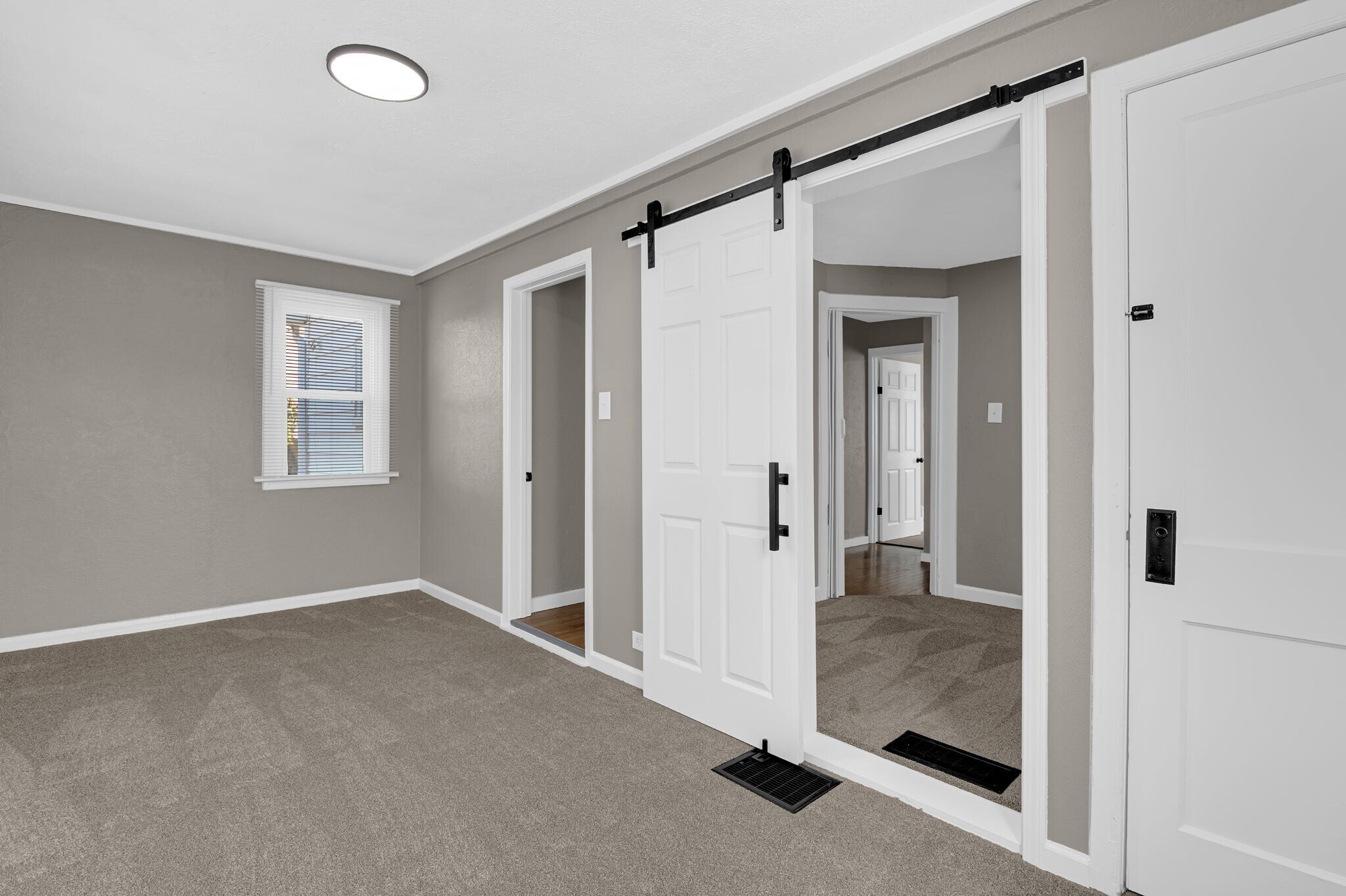 Building Photo - 9919 Clyde Ave