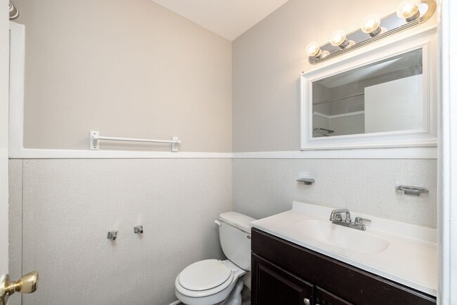 Building Photo - Charming 2-Bedroom Duplex in Colonial Heights