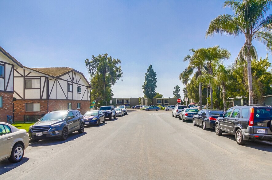 You’re only a 5-minute drive from shopping centers, restaurants, and city attractions, making it eas - 721 E 22nd St