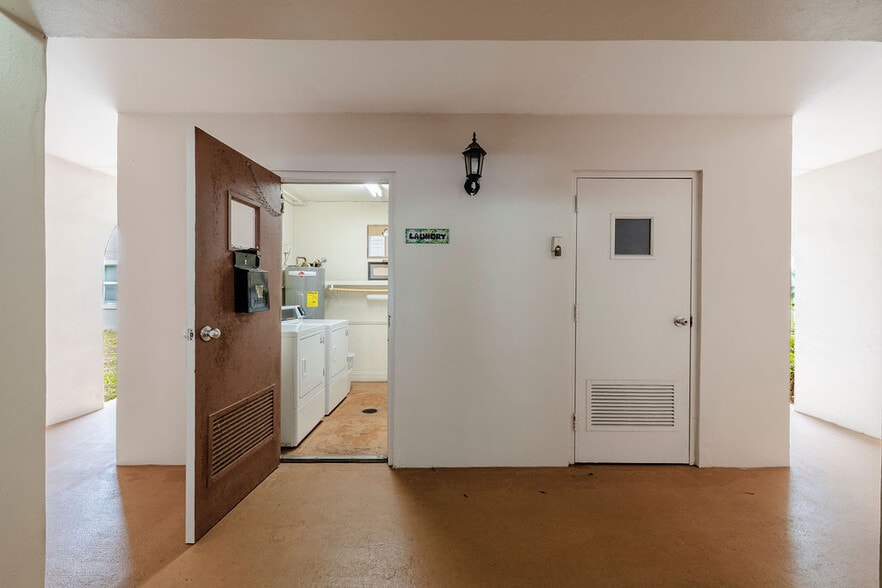 Building Photo - 715 20th St