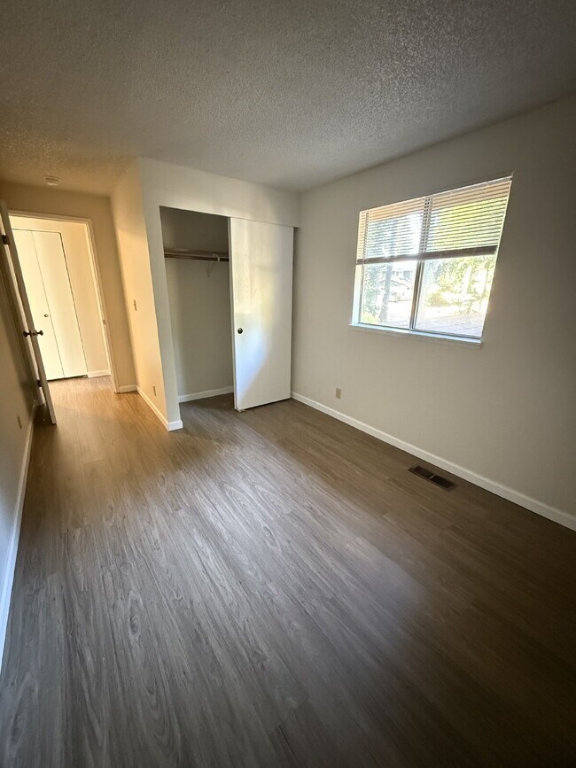 Building Photo - "Charming 3-Bedroom Home with Cozy Firepla...