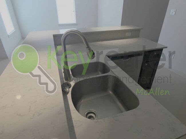 Building Photo - 3 Bed/2 Bath Townhome in Mcallen TX