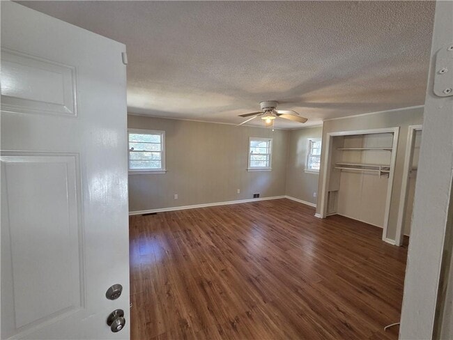 Building Photo - 948 Green Valley Rd SW