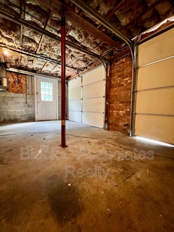 Building Photo - 1613 Round Hill Cir