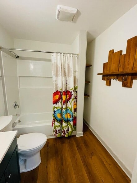 Building Photo - 194 E Pine St