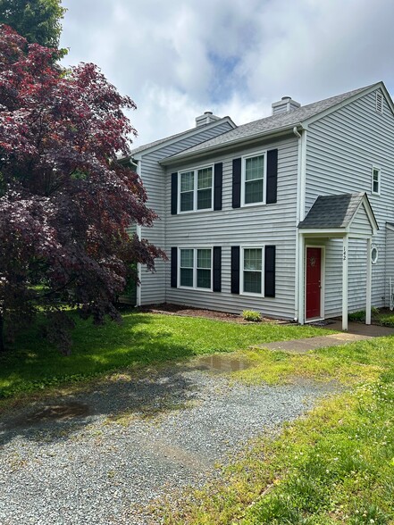 Building Photo - 142 Birdwood Ct